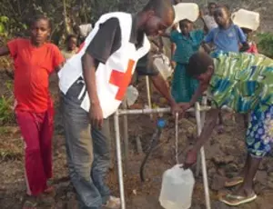 Alimenter en eau des réfugiés 9236,raw,RCA-4-236.jpg