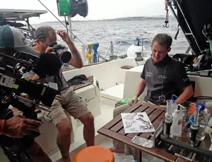 Gombessa 5 - Jeroen van de Water, Centre scientifique de Monaco, montre au réalisateur les 6 espèces de gorgonaires échantillonnées