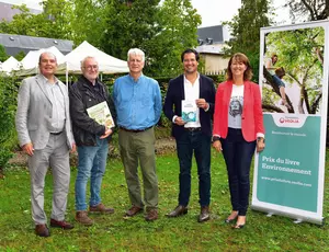 Thierry Vandevelde, Délégué général de la fondation Veolia, Gilles Macagno, lauréat de la Mention Jeunesse, Dominique Bourg, président du jury, Guillaume Pitron, Prix du Livre Environnement 2022, et Fanny Demulier, responsable du Prix.
