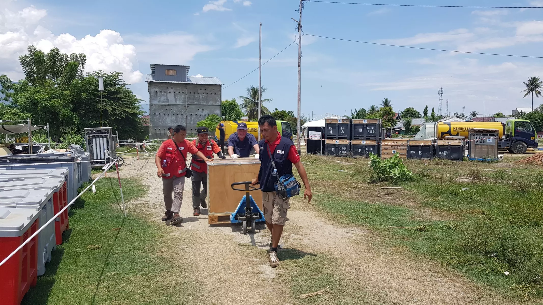 Indonésie, Palu, 2018 Des équipes de la Croix Rouge indonésienne installent le matériel de la fondation Veolia.
